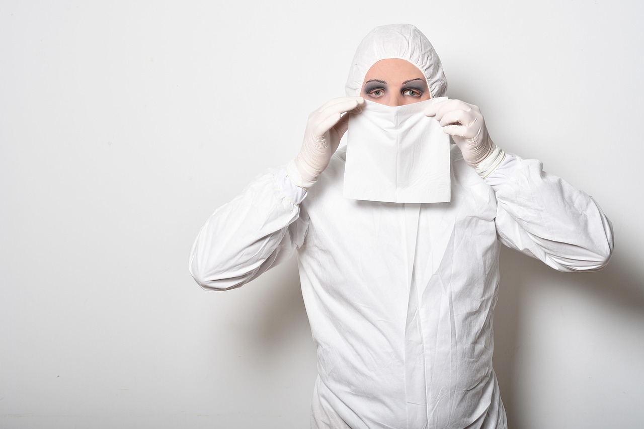 Maschera viso Regenya applicata su una donna, evidenziando l'effetto anti-age.