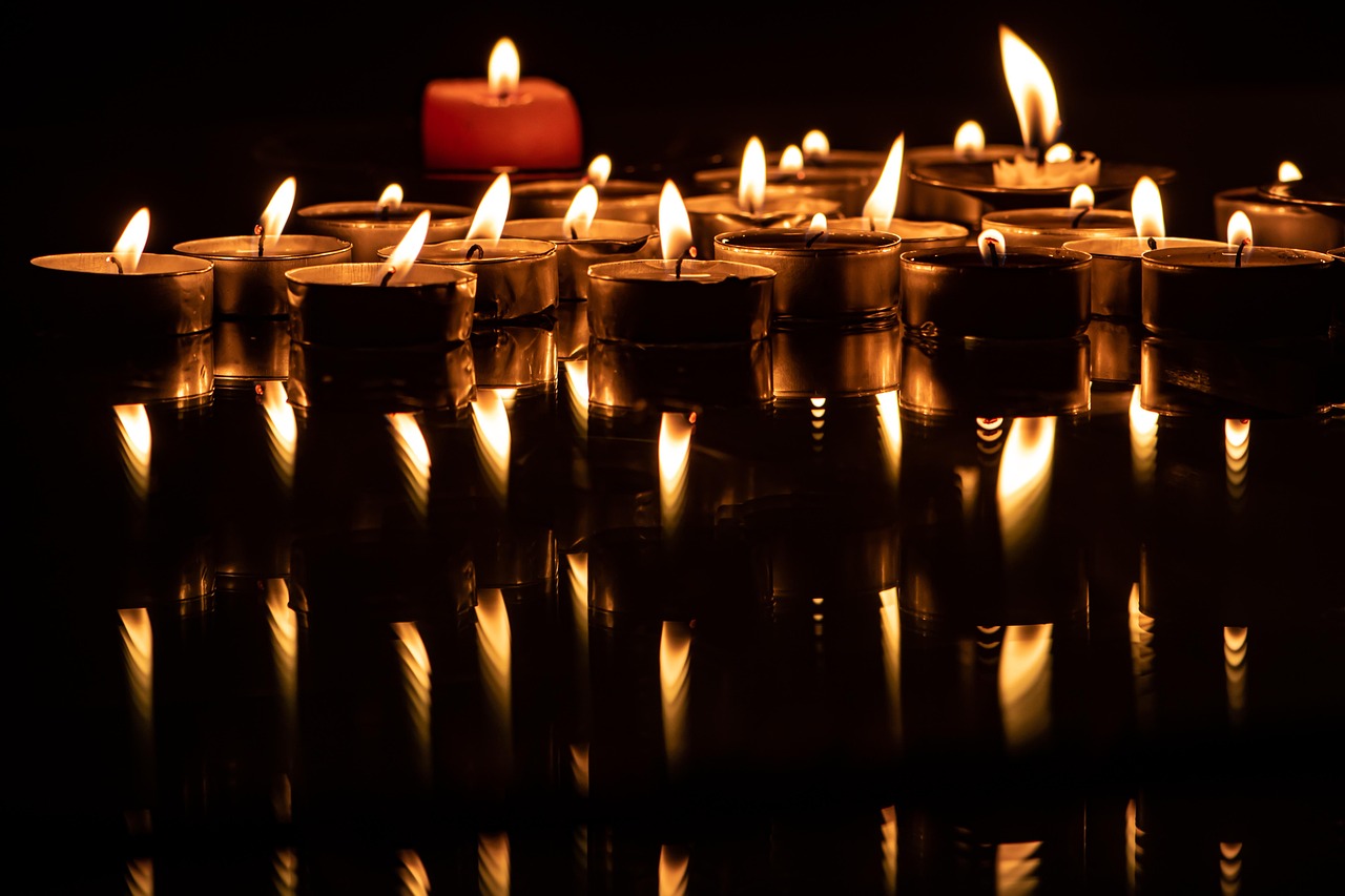 Immagine evocativa di un tramonto serale con frasi buonanotte scritte su uno sfondo suggestivo.