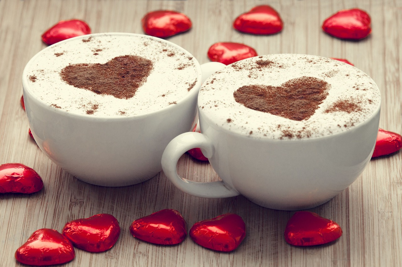 Immagine di un caffè fumante con un messaggio d'amore per un dolce buongiorno.