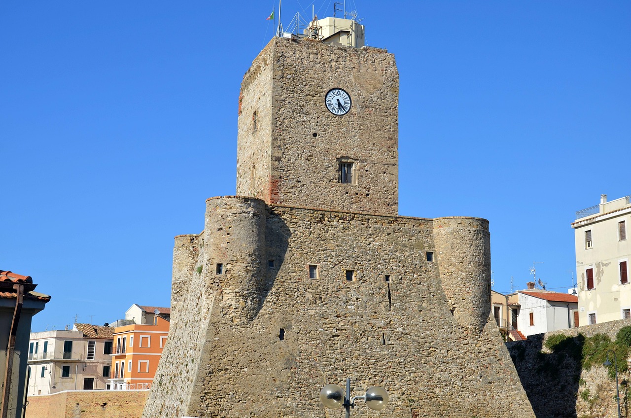 Panorama del centro medievale di Albenga in primavera, con fiori e architettura storica.