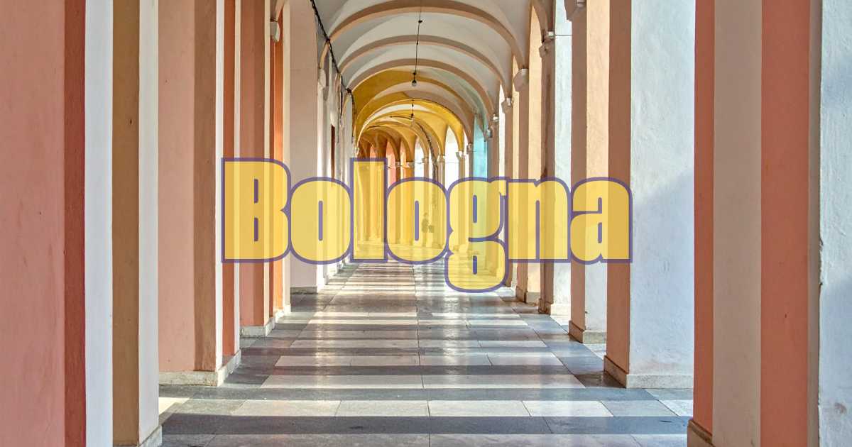Panorama di Bologna con torri medievali e colline sullo sfondo, simbolo della città.