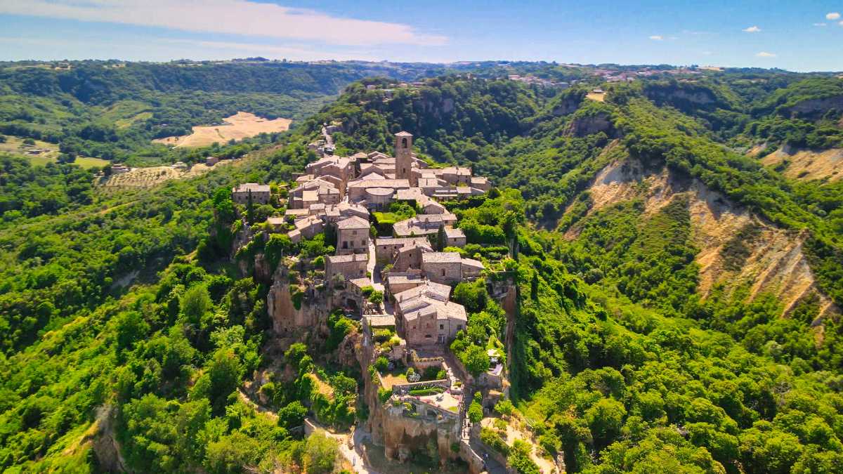 Vista panoramica di un borgo medievale italiano, con stradine acciottolate e edifici storici ben conservati.