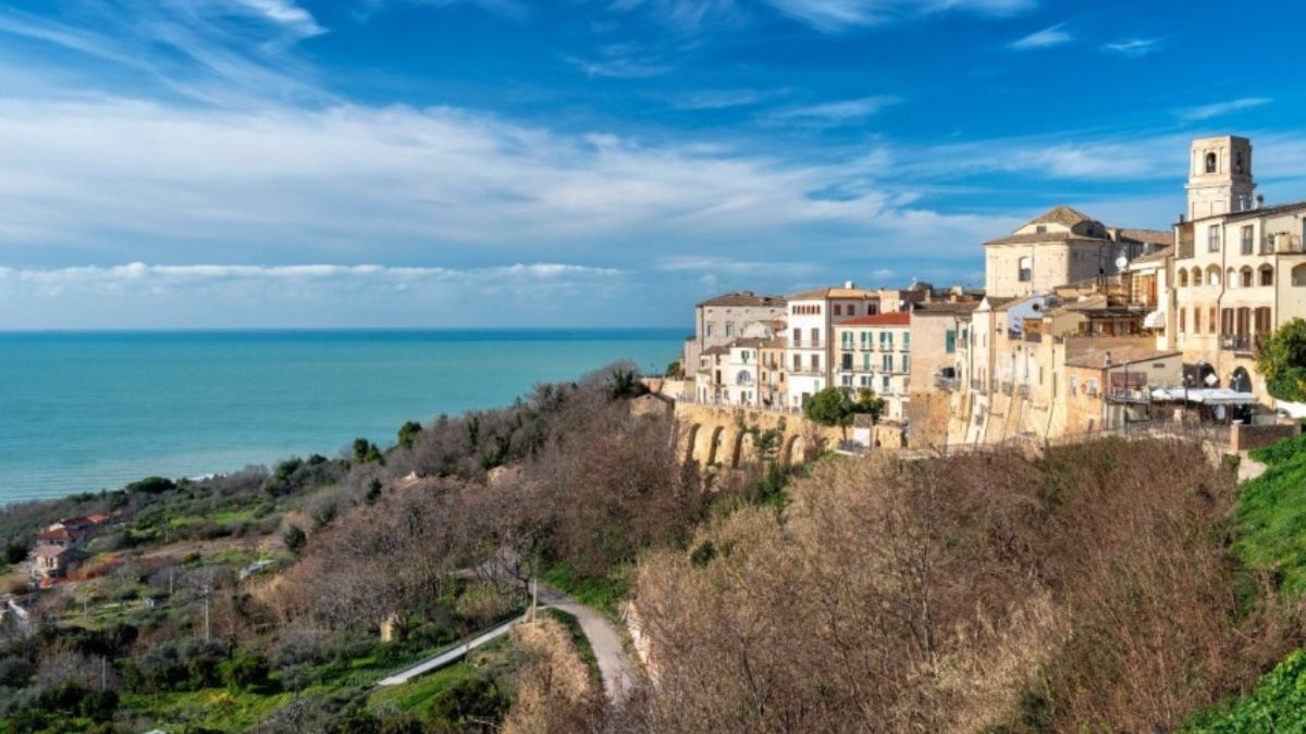 Panorama di una città italiana in primavera, ideale per un weekend di marzo.