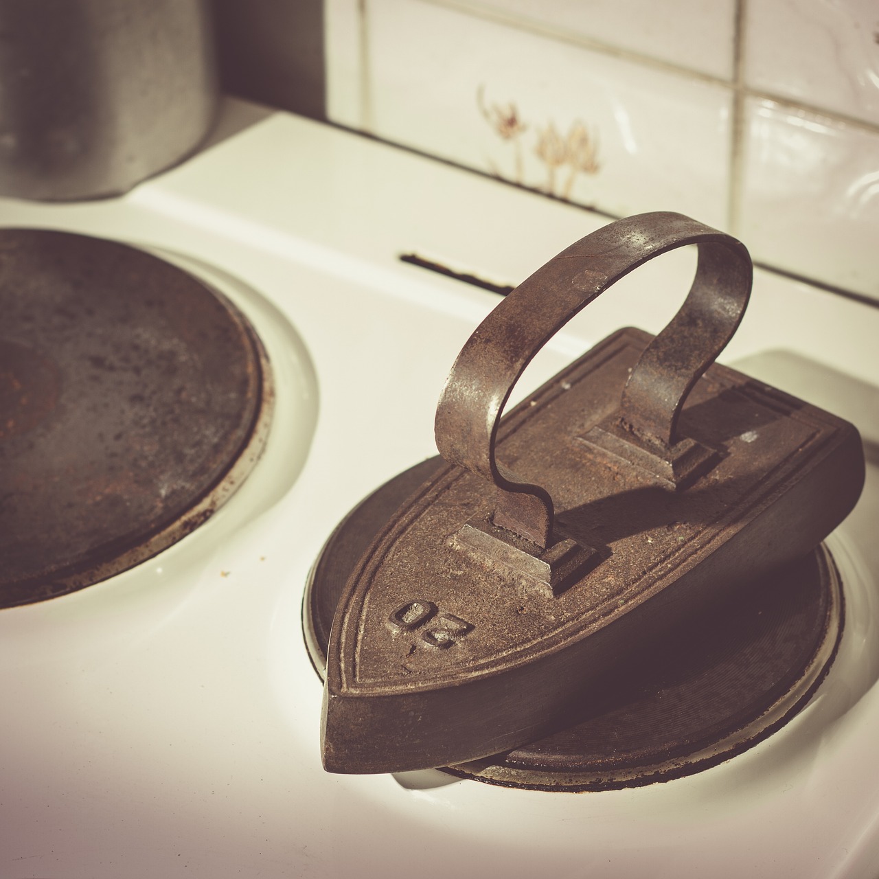 Ferro da stiro con vapore e accessori per la pulizia del calcare.