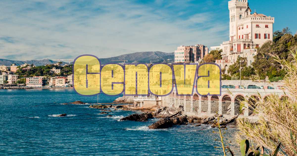Panorama di Genova con il porto, i colori vivaci delle case e il cielo blu.