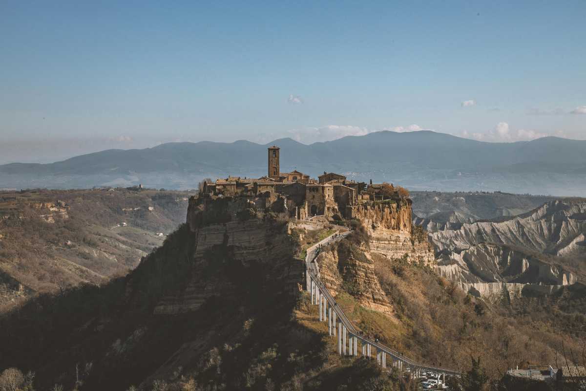 Panorama di una delle mete suggerite per una gita fuori porta da Roma, con natura e storia.