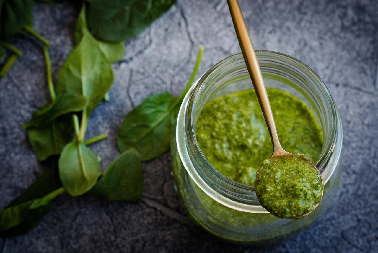 Barattolo di pesto con etichetta avvertente sugli effetti negativi per cuore, fegato e pressione.