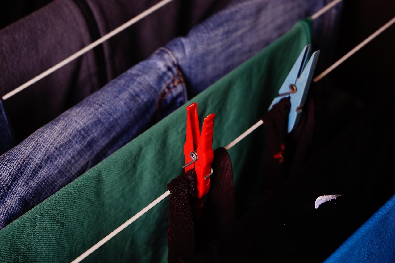 Panni stesi ad asciugare in casa con un metodo anti-umidità.