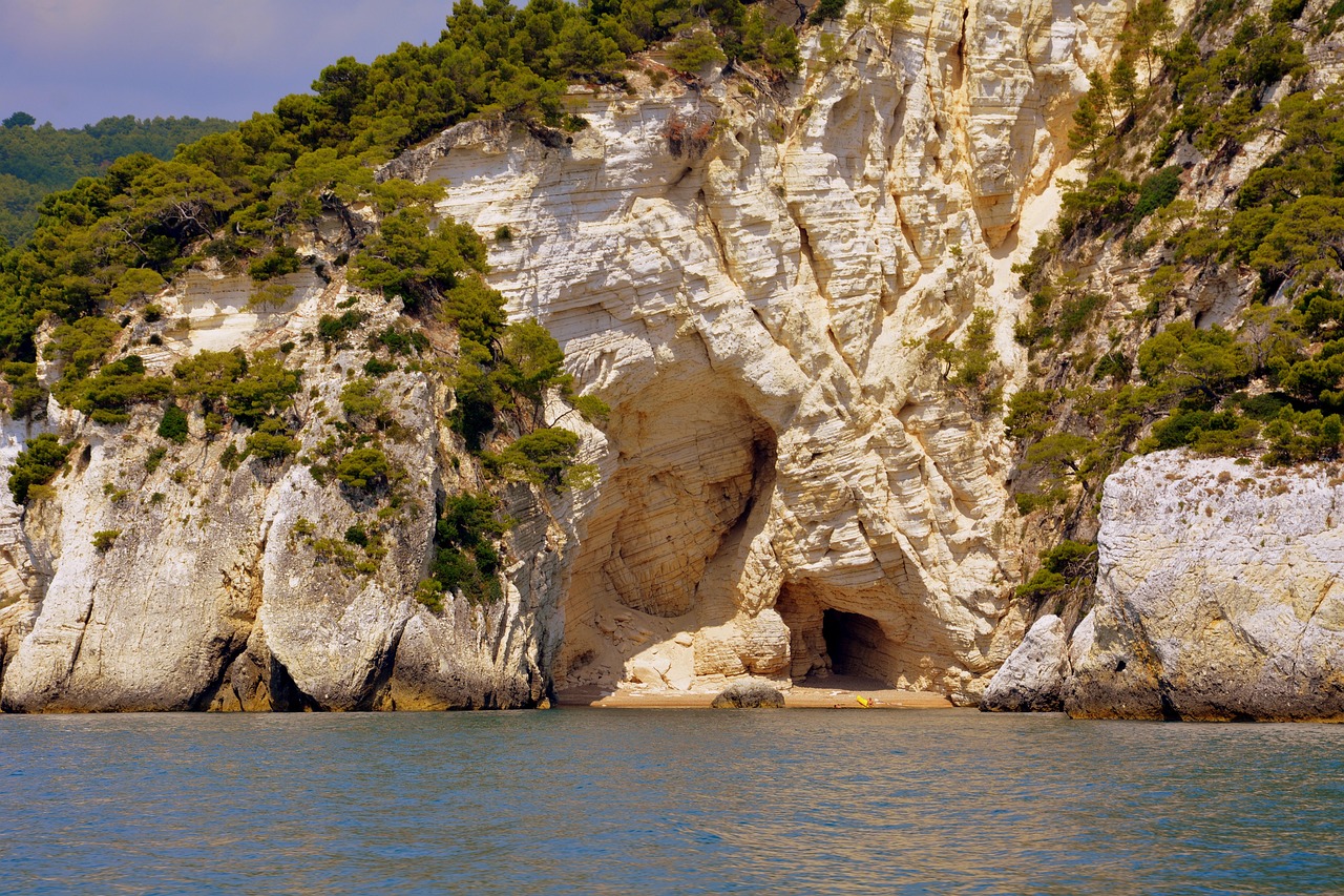 Kayak in un lago cristallino circondato da montagne in Italia, un'esperienza avventurosa e panoramica.