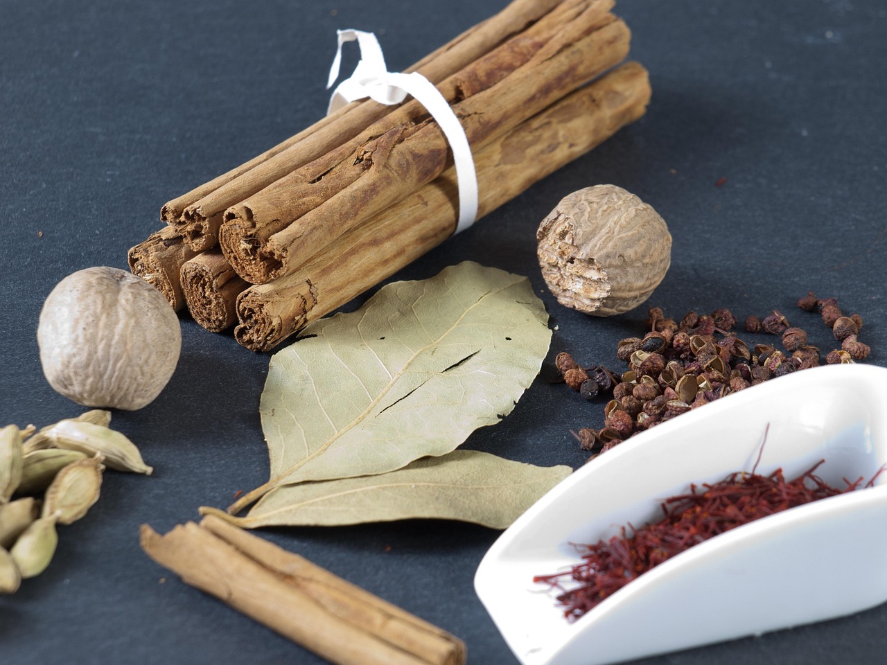 Scena di spezie aromatiche su un tavolo, simbolo di salute e benessere dopo pasti abbondanti.
