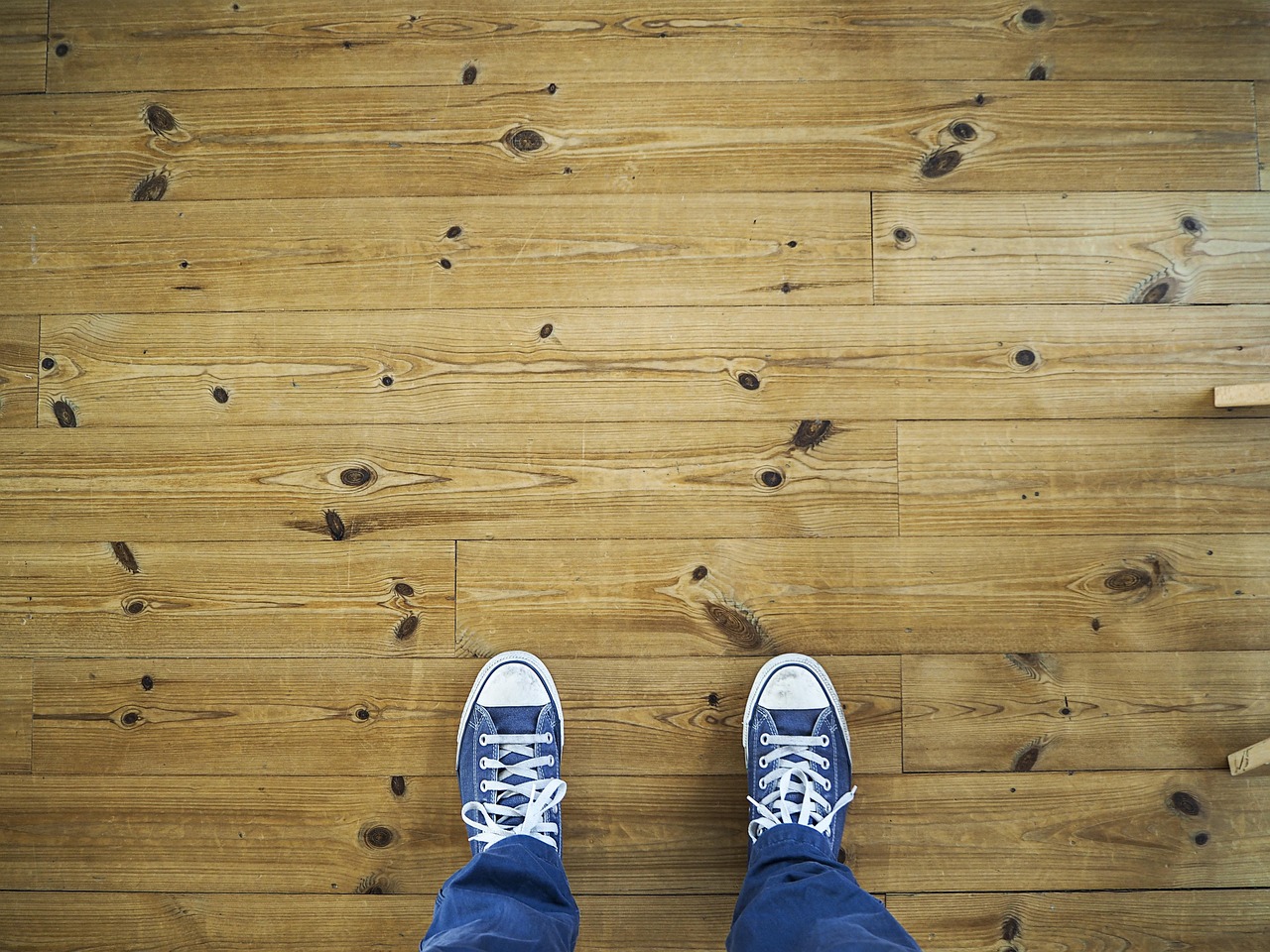 Immagine di un pavimento in parquet danneggiato da una pulizia errata.