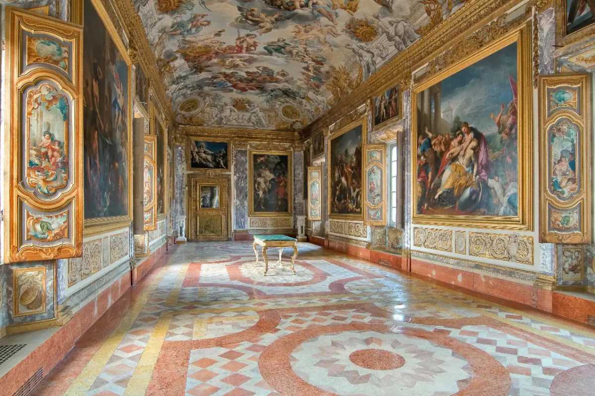 Musei in Italia con ingresso gratuito: panoramica di opere e visitatori in un museo.