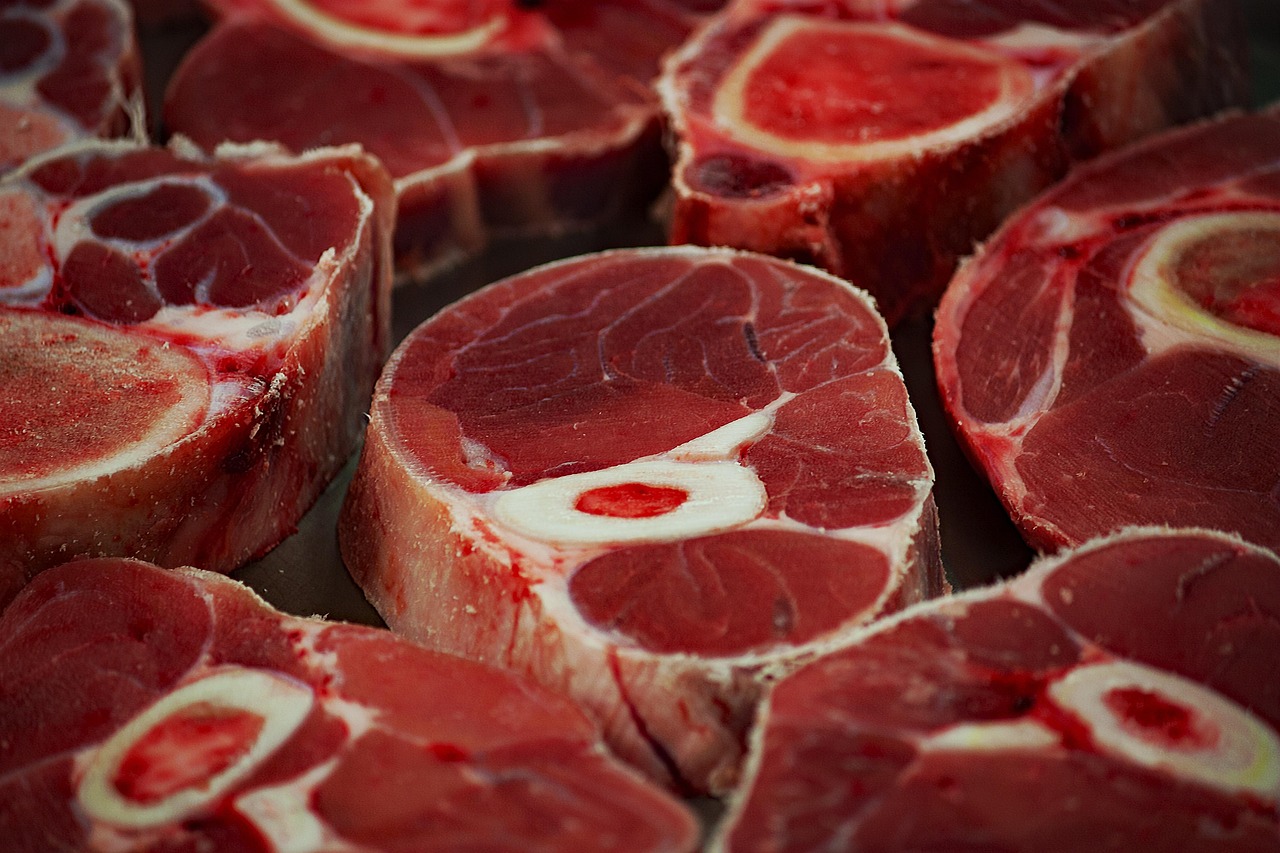 Studio sulla carne rossa: effetti del consumo oltre due volte a settimana.