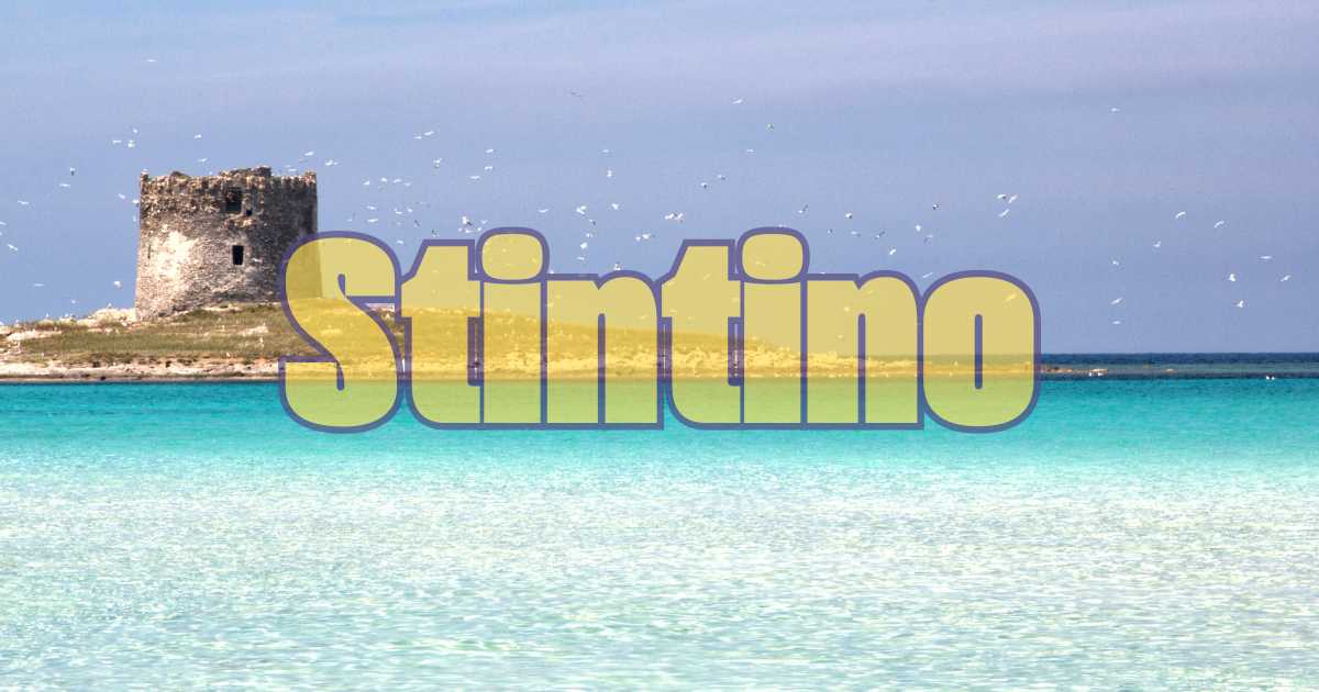 Panorama di Ostuni con case bianche e cielo azzurro, meta ideale per vacanze estive.