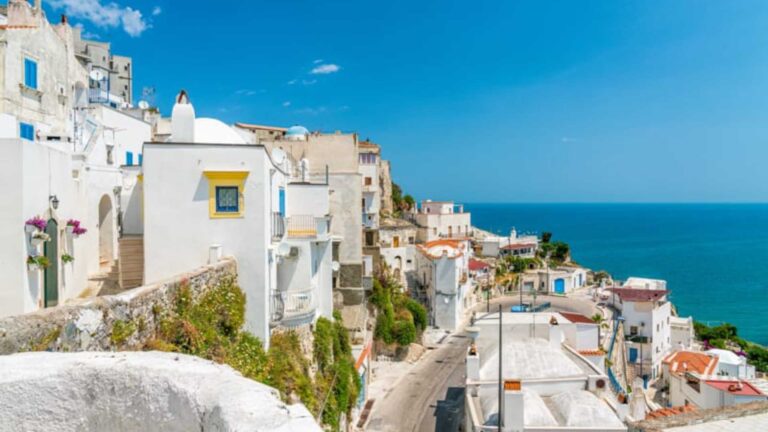 Questo borgo calabrese è così bello che sembra un villaggio greco