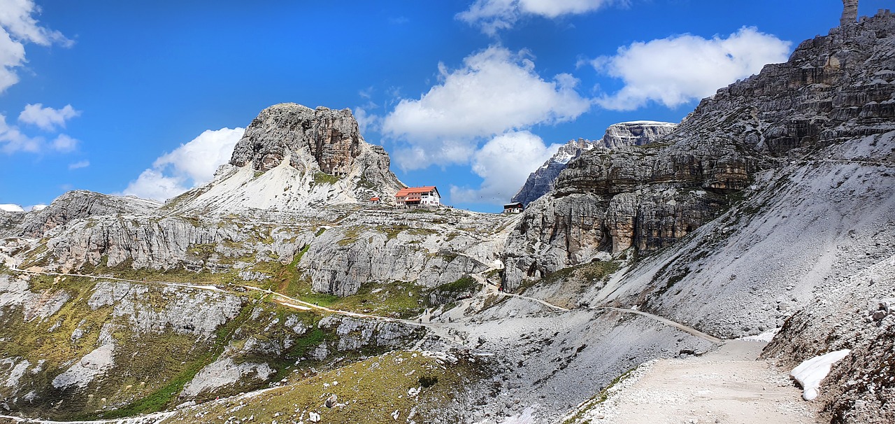 Sentiero dolomitico panoramico con paesaggi mozzafiato e formazioni rocciose uniche, simile a un altro pianeta.
