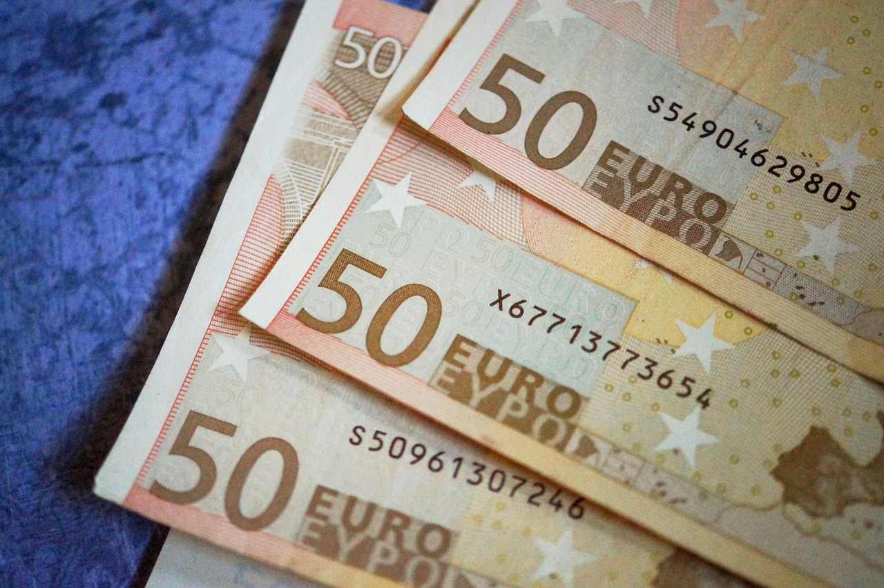 Viaggiatore esplora una città europea con zaino, mappa e un budget limitato.