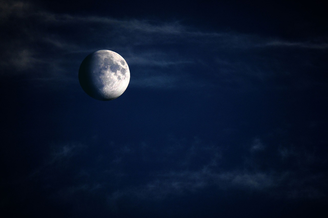 Immagine evocativa con stelle e luna, simbolo di riflessione e pensieri profondi per la buonanotte.