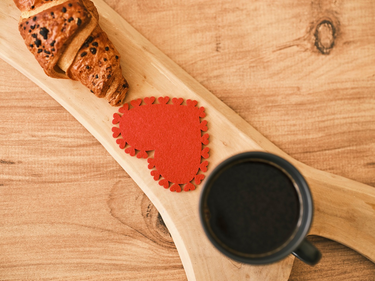 Immagine di una dolce dedica per il buongiorno all'amore, con fiori e messaggi affettuosi.