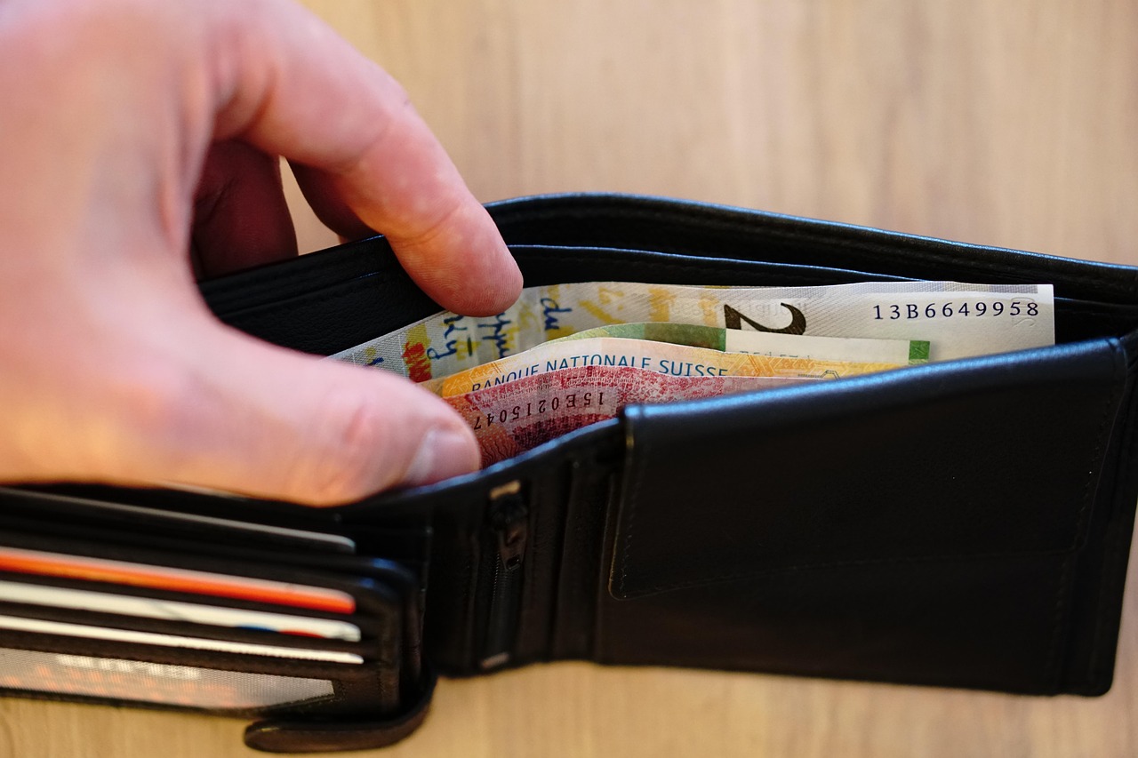 Assegno unico in evidenza, con focus su possibili sospensioni dei pagamenti.