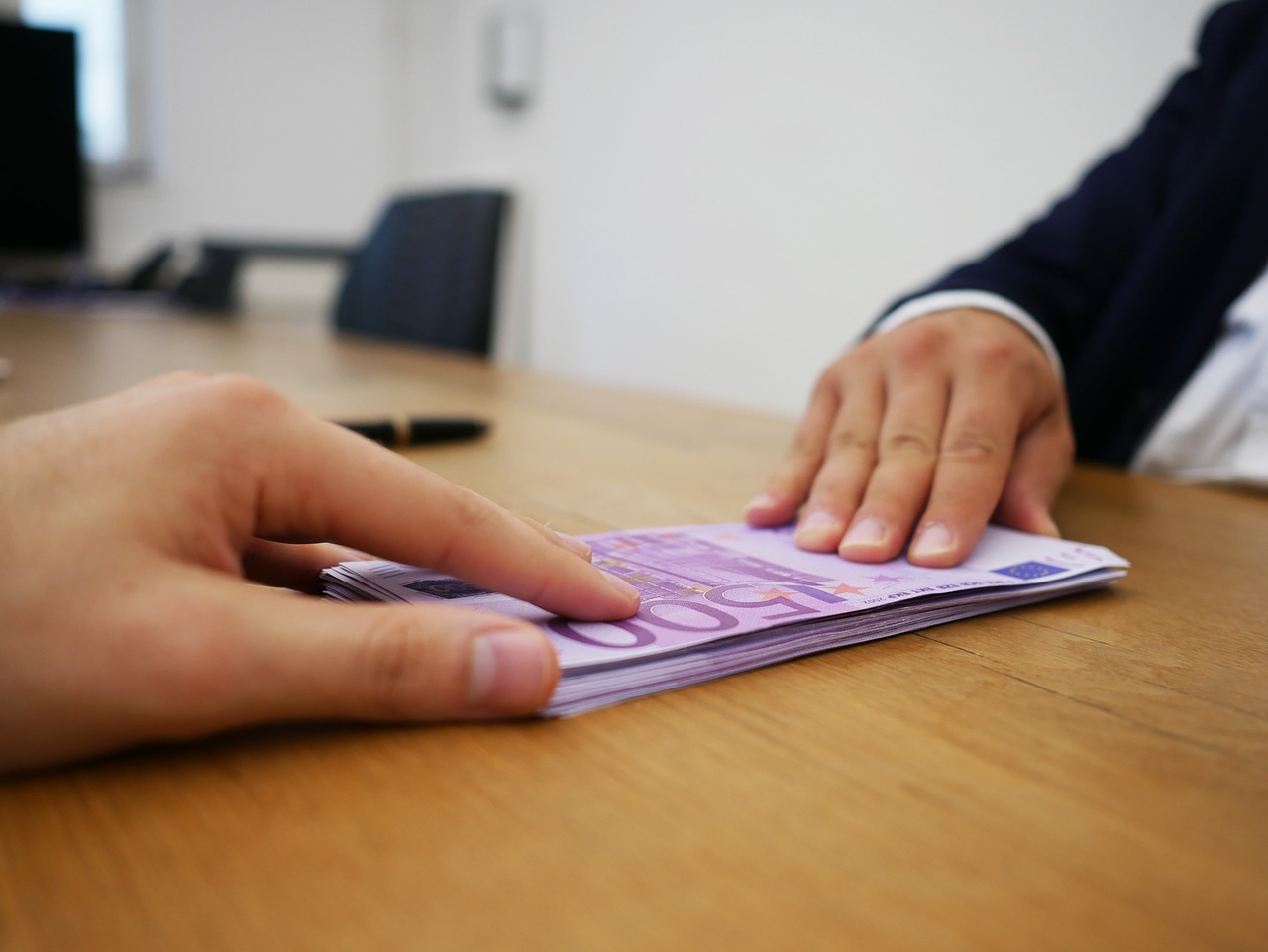Due familiari discutono davanti a un computer su bonifici bancari.