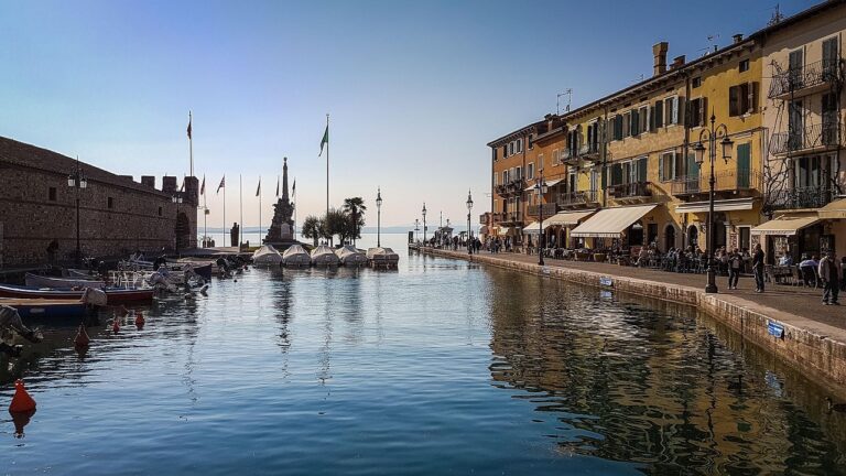 Borgo del Garda con le case affacciate direttamente sull'acqua come a Venezia