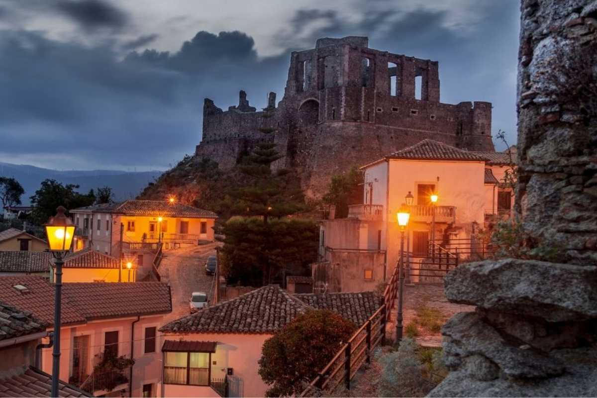 Vista panoramica del borgo siciliano con castello arabo ben conservato.