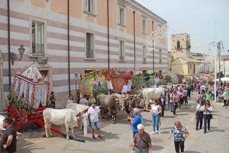 Borgo in Sicilia dove ogni mese si celebra una festa popolare diversa