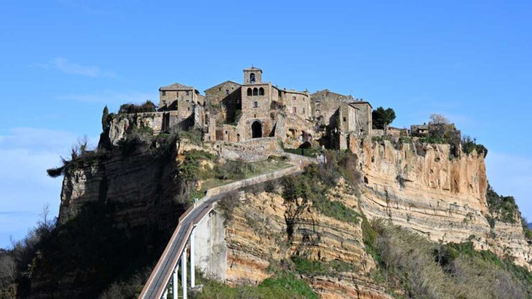 Borgo medievale in Toscana raggiungibile solo in funicolare panoramica
