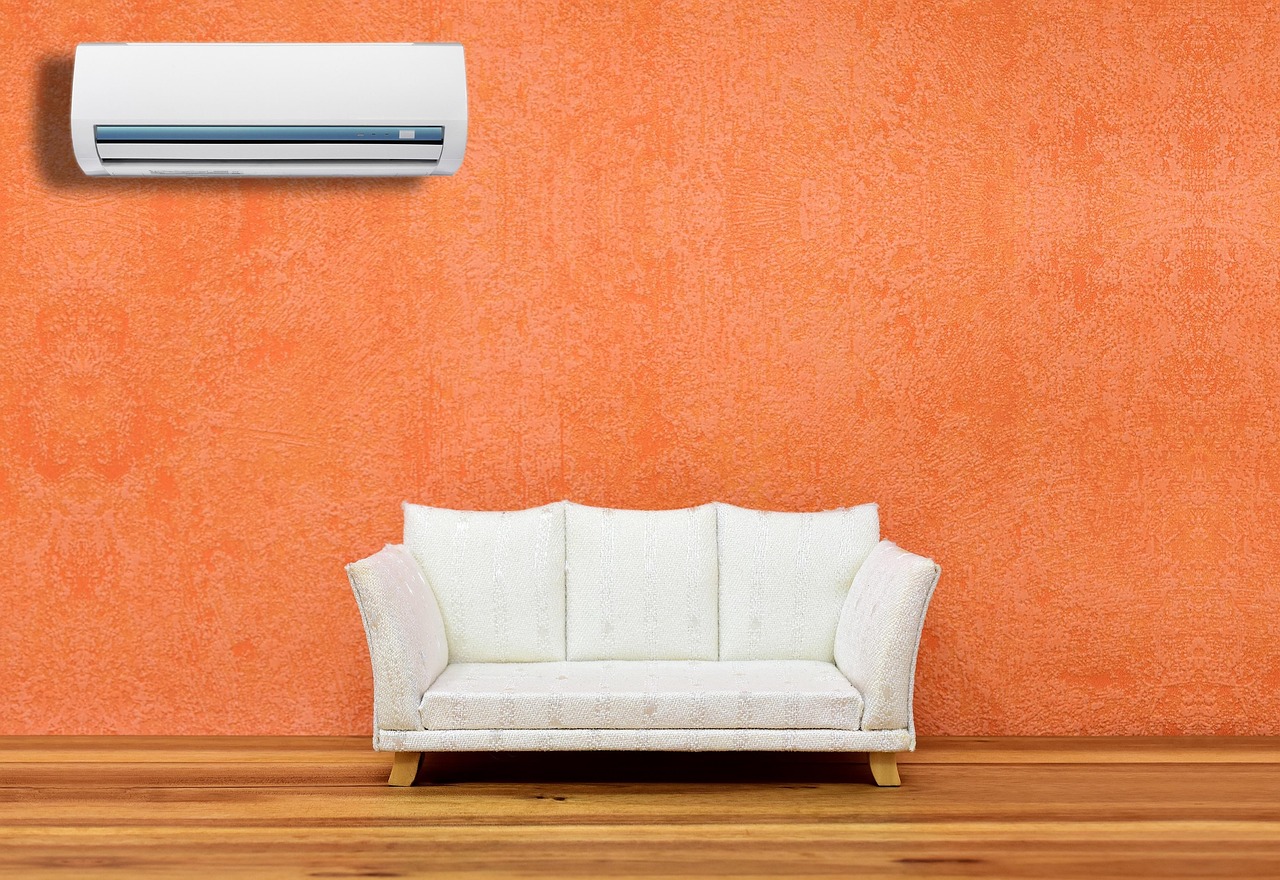Climatizzatore smontato con strumenti per la pulizia e miglioramento della qualità dell'aria.