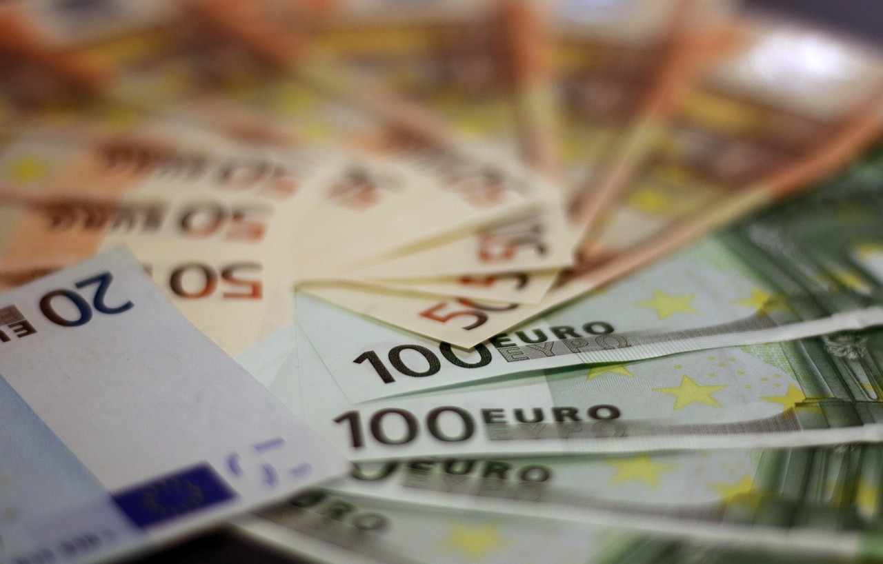 Grafico che illustra le conseguenze di un saldo oltre i 10.000 euro su un conto corrente.
