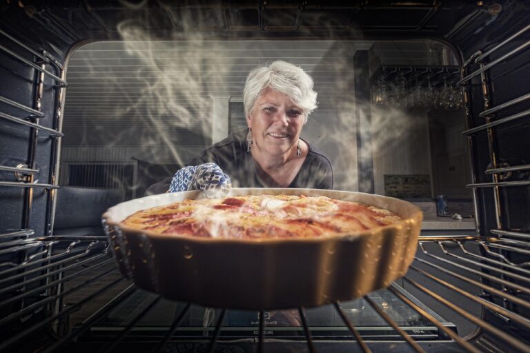 Forno incrostato: il rimedio con bicarbonato e aceto che funziona meglio degli spray