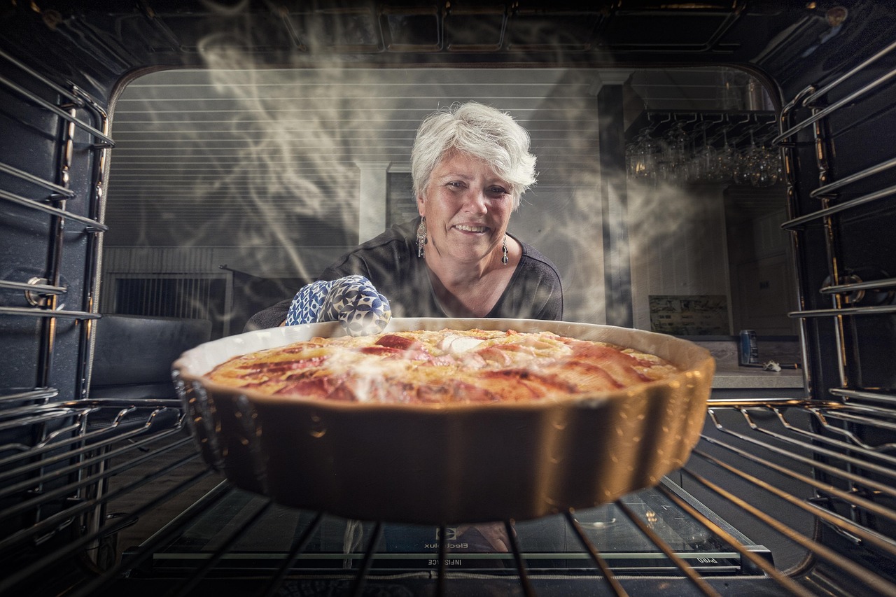 Forno incrostato prima e dopo il trattamento con bicarbonato e aceto, risultati visibili e brillanti.