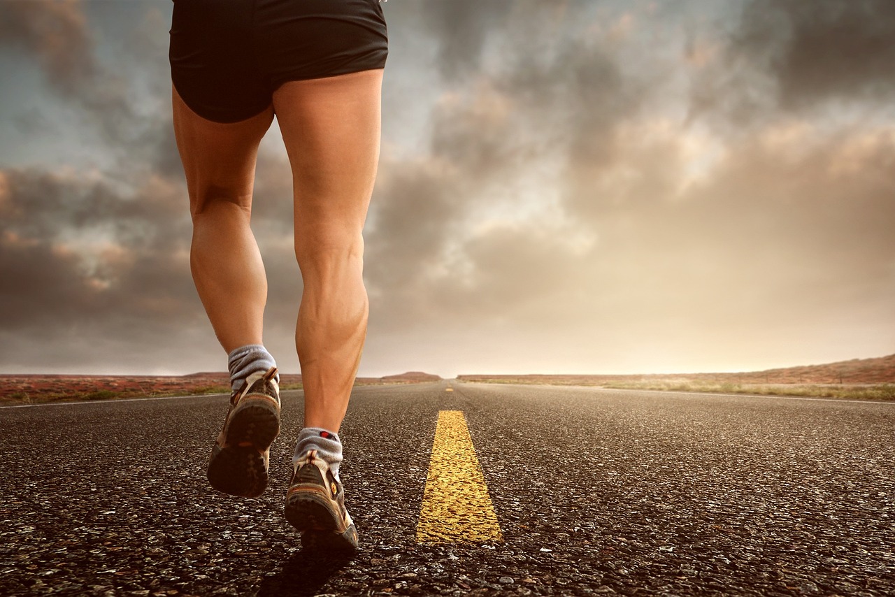 Esercizio per gambe affusolate: allenamento unilaterale su una gamba in palestra.