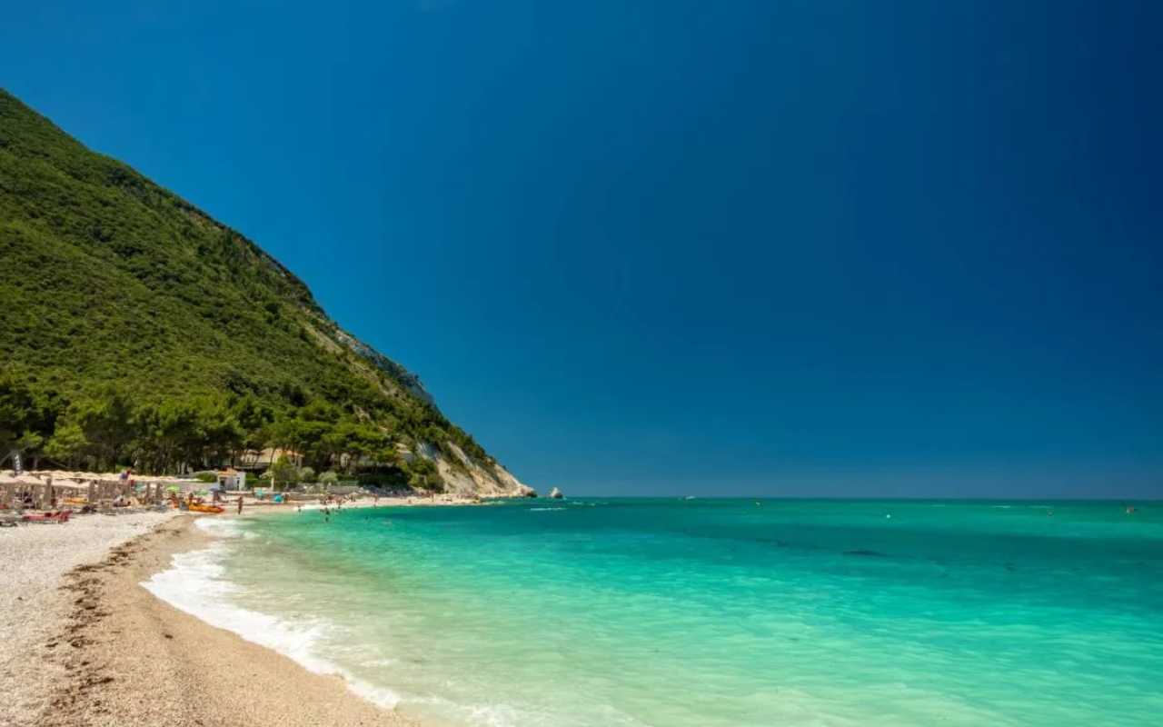 Spiaggia con Bandiera Blu, simbolo di qualità e mare pulito in Italia.