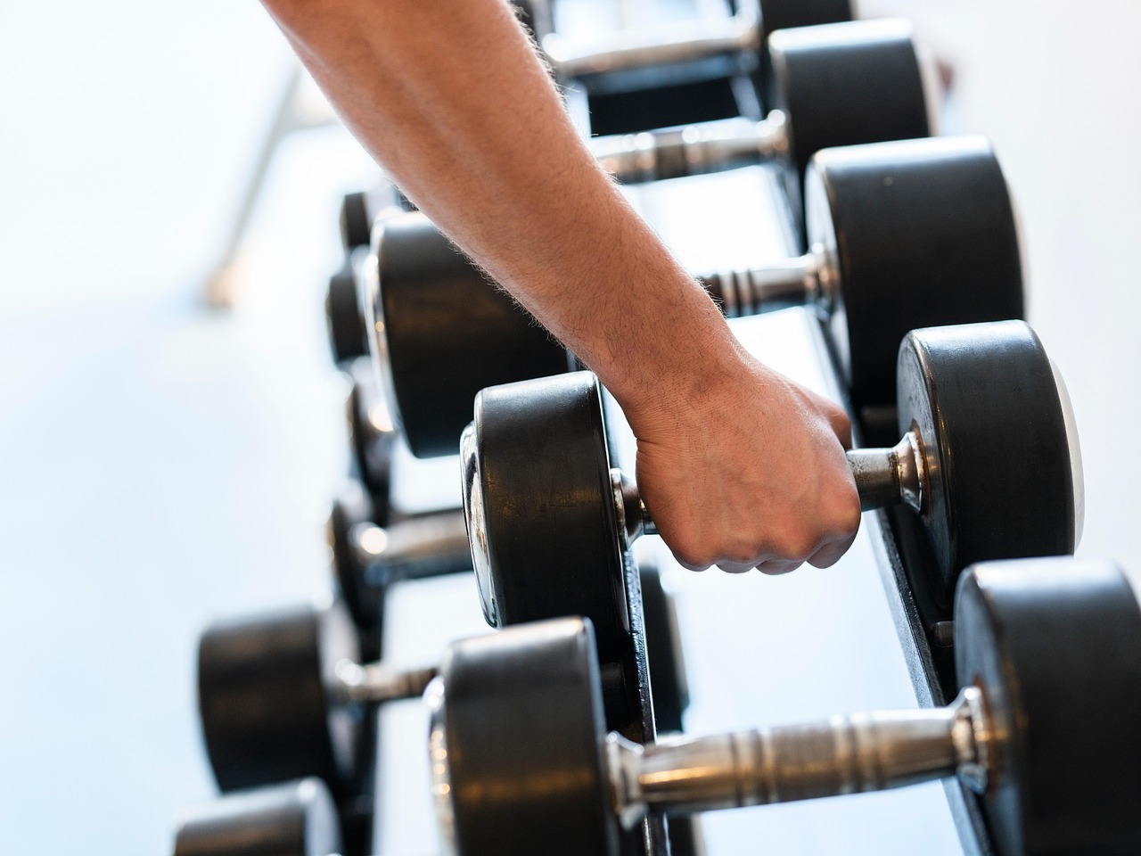Mani e avambracci in esercizio per migliorare la presa durante l'allenamento in palestra.