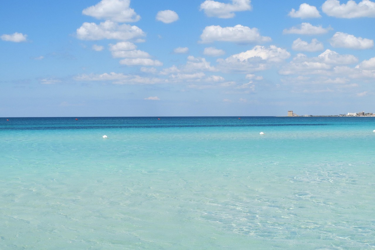 Spiaggia bianca del Salento, simile ai Caraibi, con acque cristalline e sabbia fine, in provincia di Lecce.