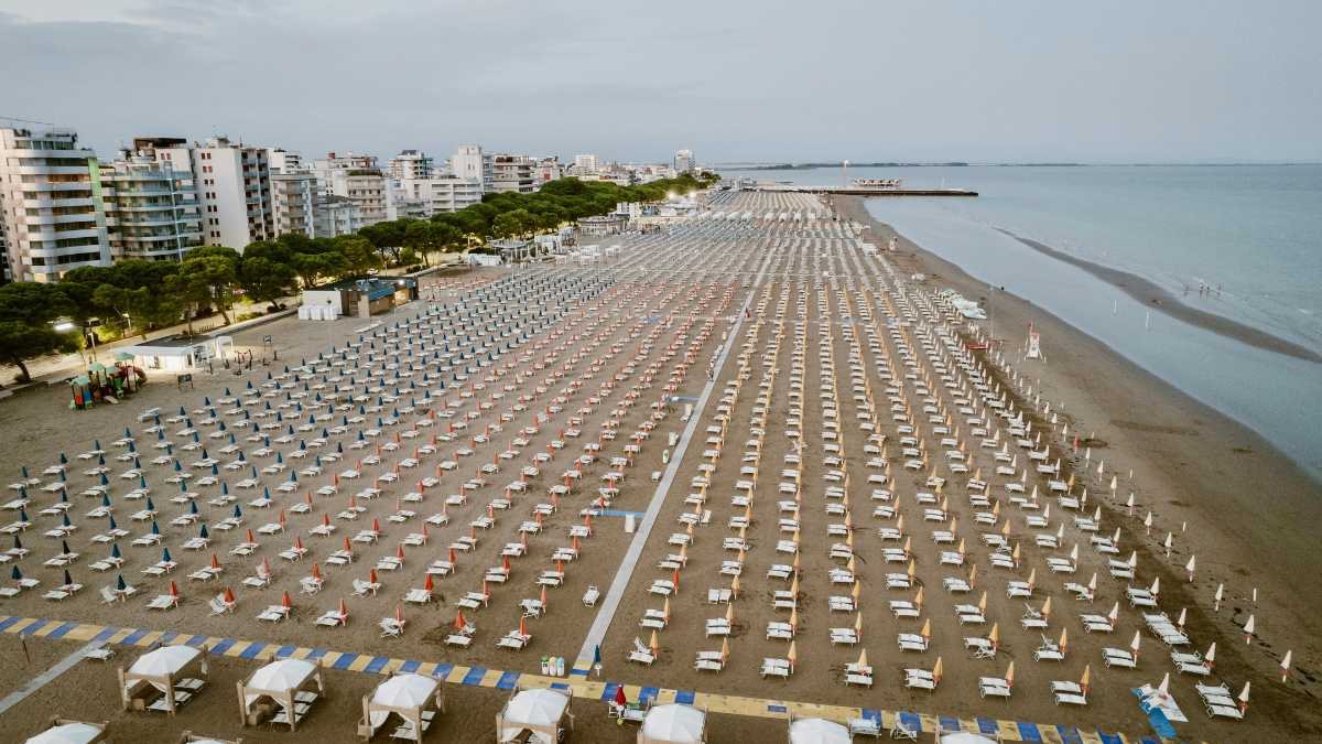 Spiaggia italiana isolata, accessibile solo via mare con navetta attiva all'alba.