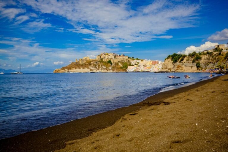 Spiaggia nera di sabbia vulcanica in Italia: il fenomeno geologico che pochi conoscono