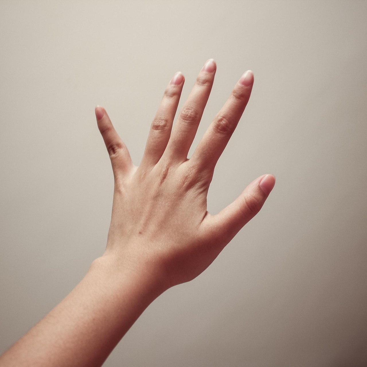 Gesto innocuo ma pericoloso: una persona che tocca il viso con una mano.